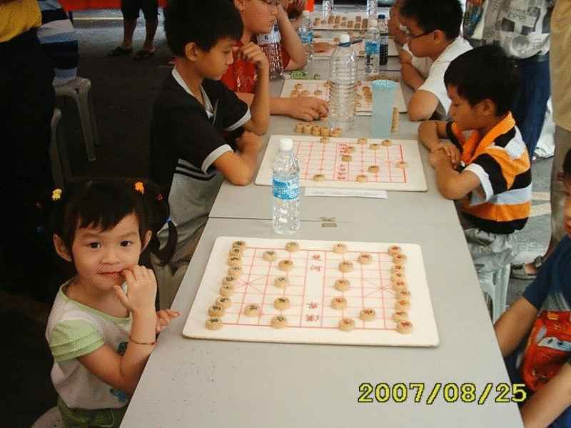 才3岁，盈萱就崭露头角，参加象棋比赛。