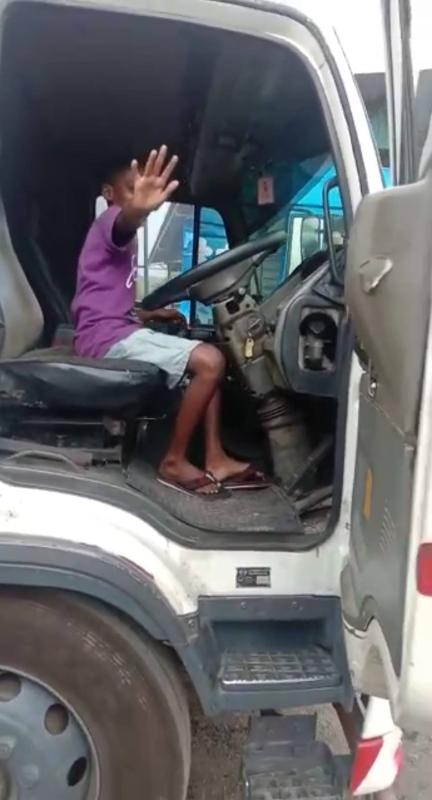 11岁男童驾驶罗里视频被流传后，引起警方追查，为父者被扣留2日期满后，获准口头保释外出。