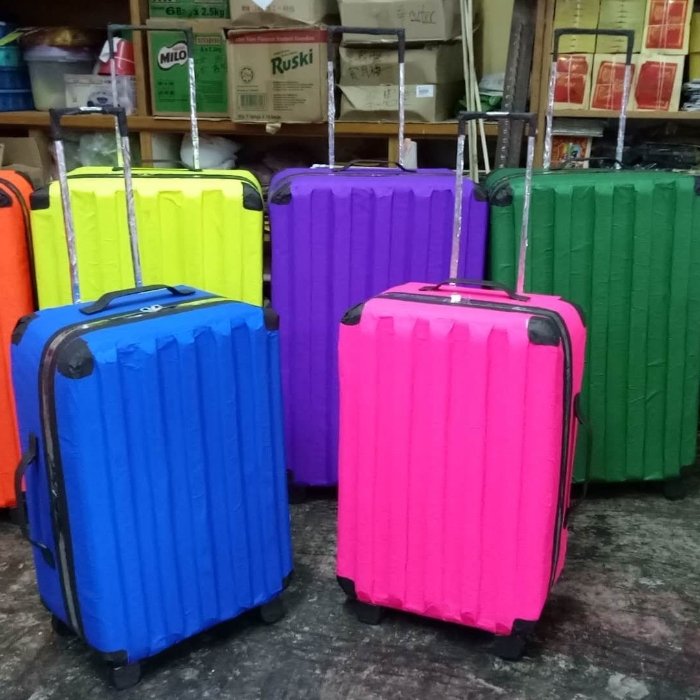 不同色彩的“行李箱”十分夺目。