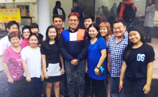 钱丽芬与家属们开心与香港巨星谭咏麟（中）合影。
