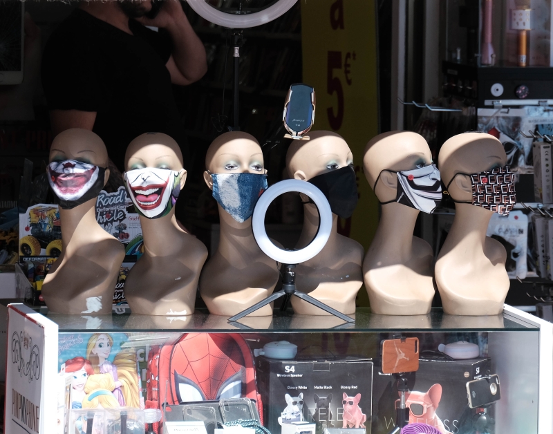 在街头售卖的特色口罩，戴在假人偶上来吸引顾客。（图：新华社）