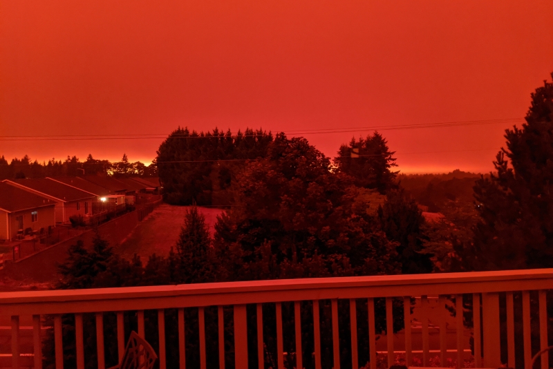 附近的山火把俄勒冈州府塞勒姆的天空映为一片火红。（美联社照片）