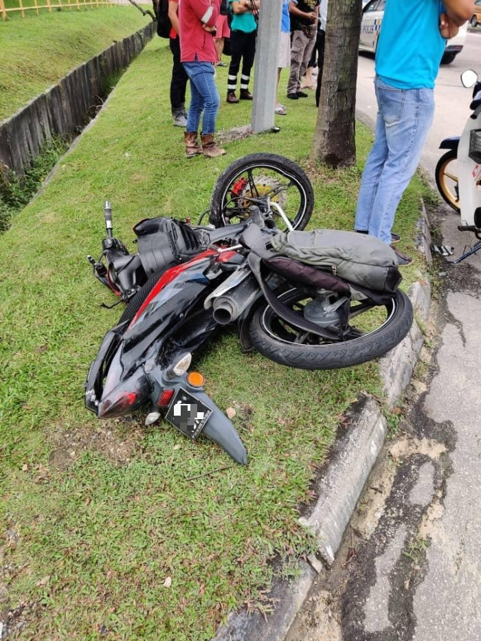 死者驾驶的摩托车车头在车祸发生后已损坏。
