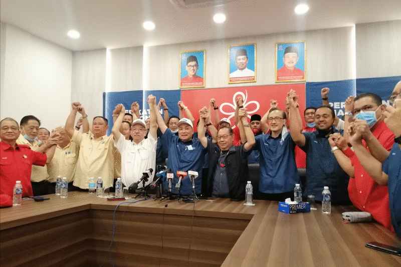沙巴国盟三党党魁候选人高举双手。