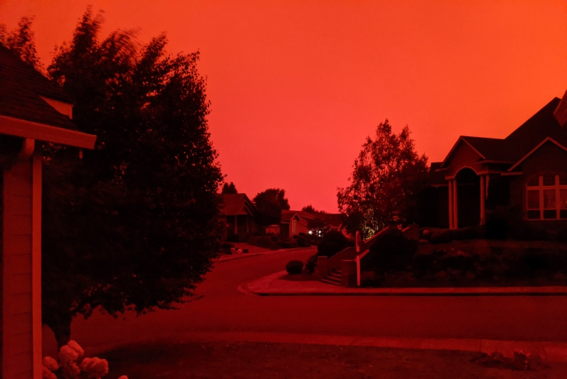 俄勒冈州府塞勒姆的天空因山火而变得通红，空气中到处弥漫着散落的灰尘和刺鼻的气味。（美联社照片）