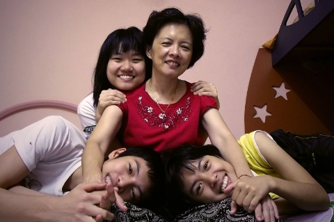 张宝幼与她的三个宝贝。（受访者提供）