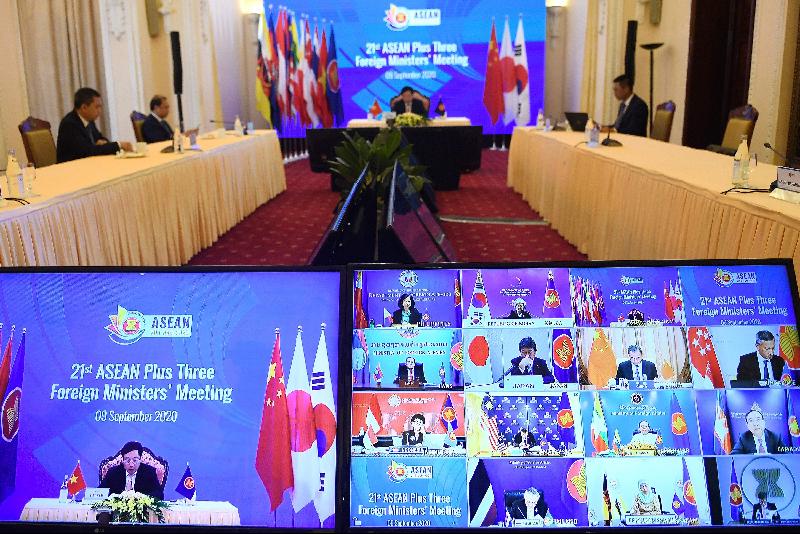 越南外交部长范平明(下左)在视讯峰会上表示，东南亚国家希望美国在维护南中国海和平中发挥作用。他表示，东南亚国家对与美国在该地区进行务实合作的机会持开放态度。越南、菲律宾、文莱和马来西亚与中国在南中国存在岛礁主权争端，影响了它们在近海地区捕鱼和开发油气的能力。越南今年是东盟的轮值主席国。(法新社照片)