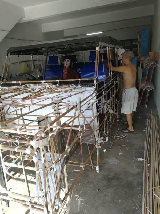 温智清是先完成纸扎车内部，才继续制作车身骨架。