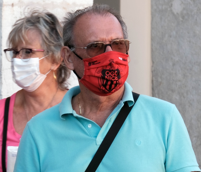 一名男子戴着印有尼斯足球俱乐部标志的口罩，以行动支持本身的球会。（图：新华社）