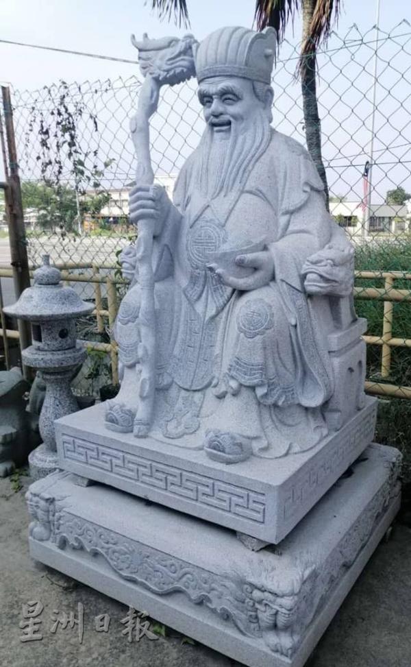 昔加里三区华人义山委员会选中的大伯公石像。