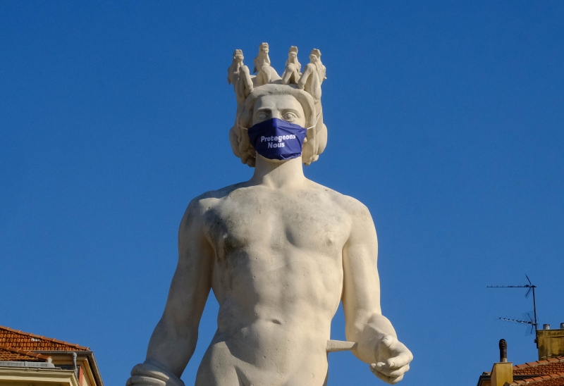 位于法国南部城市尼斯街头的一尊雕像也配戴了口罩，上面写著“保护好自己”，借此提醒民众在户外活动时，不要忘了戴口罩。（图：新华社）
