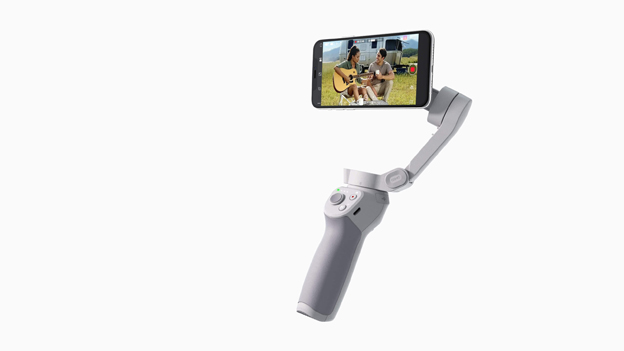 DJI OM 4的磁吸快拆设计，加上智能拍摄模式，让每个人随时随地都能拍摄vlog。