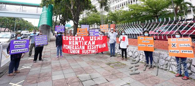 工会于6月2日在怡保中央医院前罢工纠察，抗议资方打压工会。