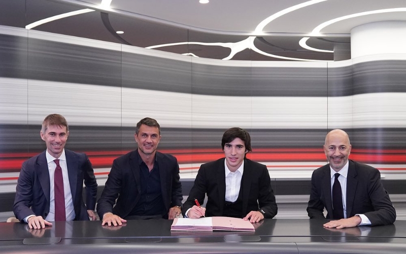 AC米兰日前宣布已成功以先租后买的方式引进有“新皮尔洛”之称的托纳利（右二），图为托纳利与米兰正式签约。左二为意大利兼米兰名宿马迪尼。