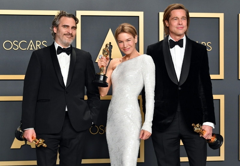 今年奥斯卡4个演员奖项皆由白人演员夺得而引起争议，左起为影帝瓦昆费尼斯（Joaquin Phoenix）、影后蕾妮施维嘉（Renee Zellweger）、最佳男配角毕彼特（Brad Pitt）。