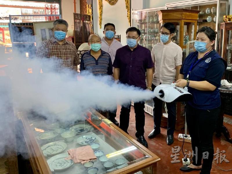 国家消费人行动议会甲州分会为马六甲鸡场街文化坊沿路商店进行防疫消毒喷雾工作。