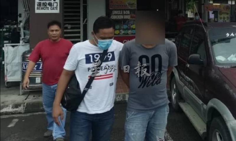 专偷摩托车的团伙“Geng Wan”主谋（右）被阿兹万警长（中）拘捕归案查办。