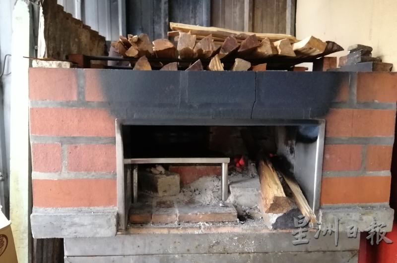 吴南兴这10多年里的工作圈里，就与这一个木柴生火的砖窑炉相伴。