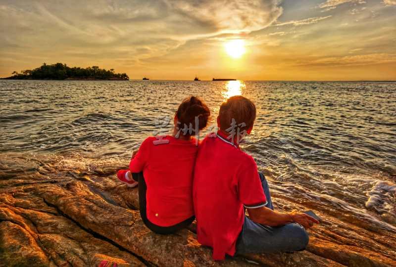 红礁石海边在日落时分的“孤岛夕阳”美景。 红礁石海边在日落时分的“孤岛夕阳”美景。