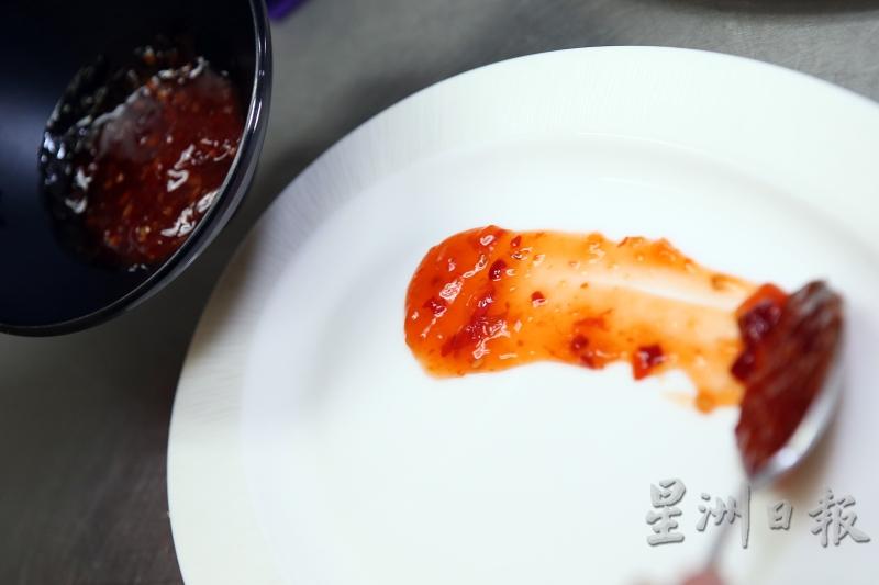 将泰式辣椒酱与水煮沸至浓稠，把酱汁铺在新的碟子上，将烟鸭肉饺放在碟子上并淋上酱汁即可。