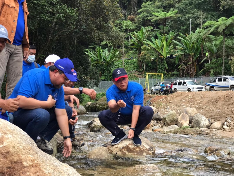旺罗斯迪(中)与彭亨州行政议员及官员巡视双溪依查河水情况，并对水质获得改善感到满意。