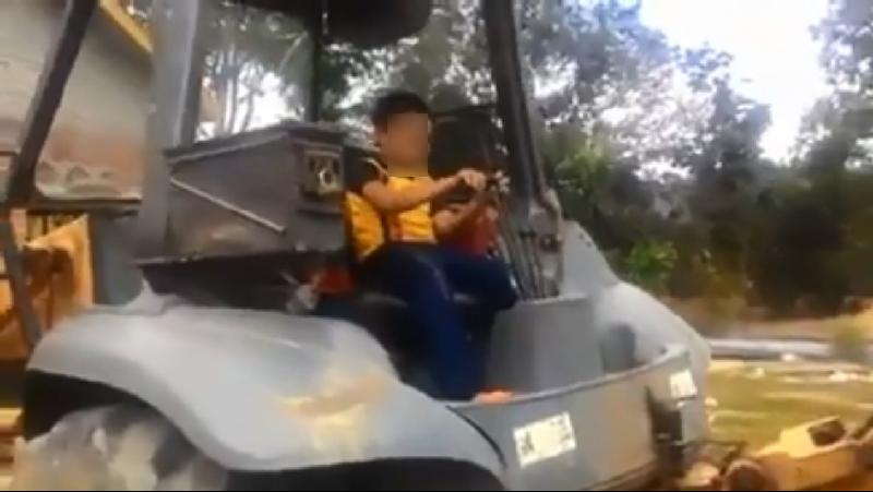 日叻务新邦榴梿儿童操作泥机车事件发生于2016年，当时涉案的男童年仅8岁。