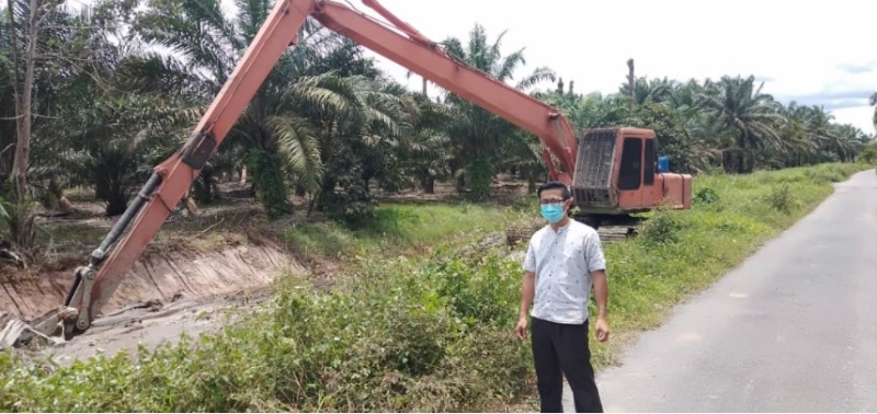 杨敦祥视察清理水道工程。