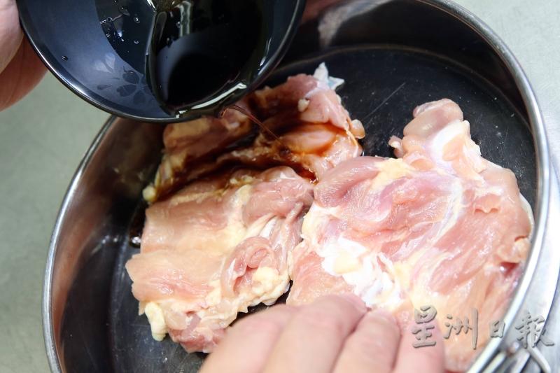 使用腌料腌制鸡腿肉1小时。