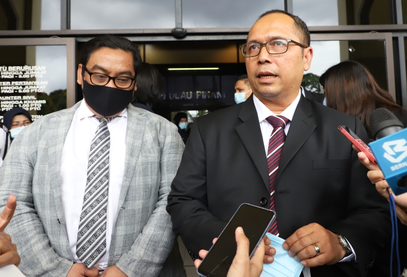 主控官旺沙哈鲁丁（右）在离开法庭前，向媒体发表简短谈话。