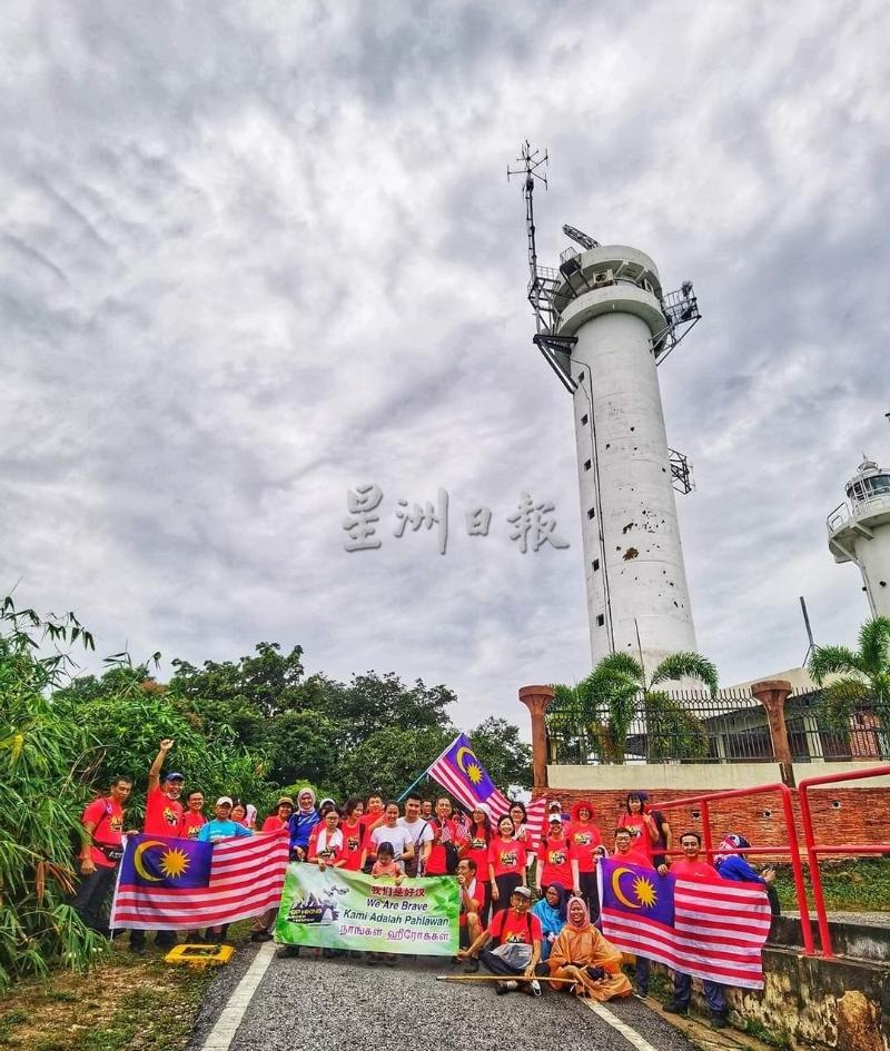 从石文丁灯塔山登顶,便可见到已有42年历史的灯塔,这座灯塔至今依然默默守护着马六甲海峡的海上航行安全。 从石文丁灯塔山登顶,便可见到已有42年历史的灯塔,这座灯塔至今依然默默守护着马六甲海峡的海上航行安全。