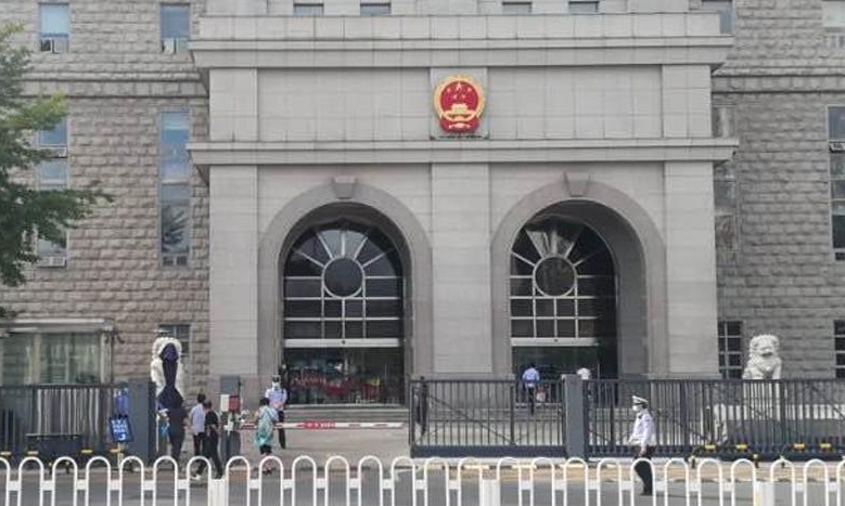 北京市第二中级法院周五审任志强案，警方在门口设下重重警卫，不准媒体靠近。