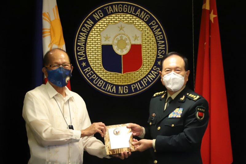 中国国防部长魏凤和(右)访问菲律宾，这是他访问东南亚国家的其中一站，并于周五在奎松市与菲律宾国防部长洛伦扎纳(左)会晤。据悉，双方讨论了应对冠病疫情的措施，以及南海议题和中菲防务合作。（美联社照片）