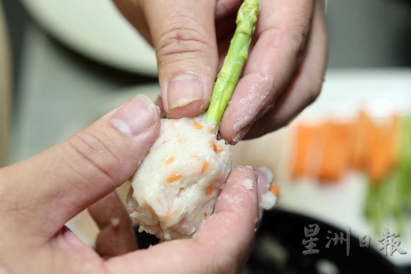 使用适量的鱼胶，将青芦笋及红萝卜底部包起来，做成梨形。