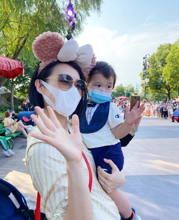 胡杏儿10日在微博分享多张与小儿子李奕霖游上海乐园的照片。