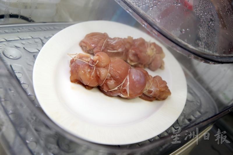 把卷好的鸡腿肉蒸20至25分钟，放凉。