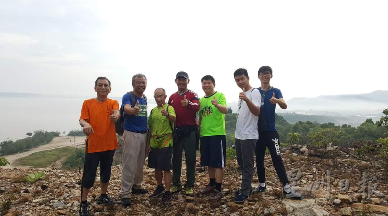 蔡怀福(左起)、张炳亮及其他登山客,一同登上“日出云海观景台”。 蔡怀福(左起)、张炳亮及其他登山客,一同登上“日出云海观景台”。