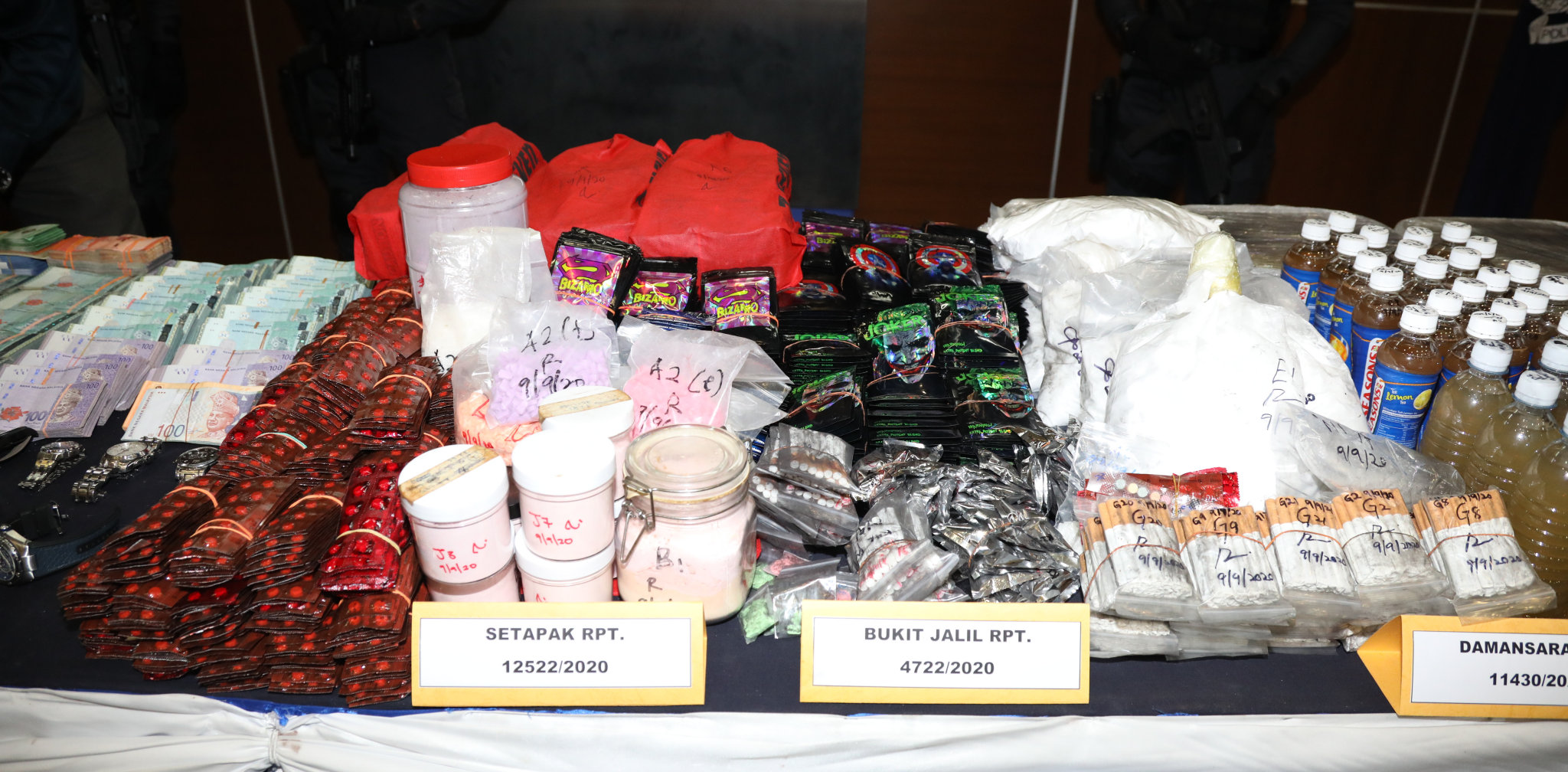 贩毒集团将毒品包装成各种物品出售，企图蒙混过关。