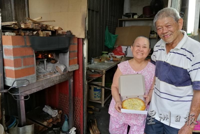 吴南兴（右起）和李碧合以夫妻档做柴火烤披萨多年，已建立起口碑。