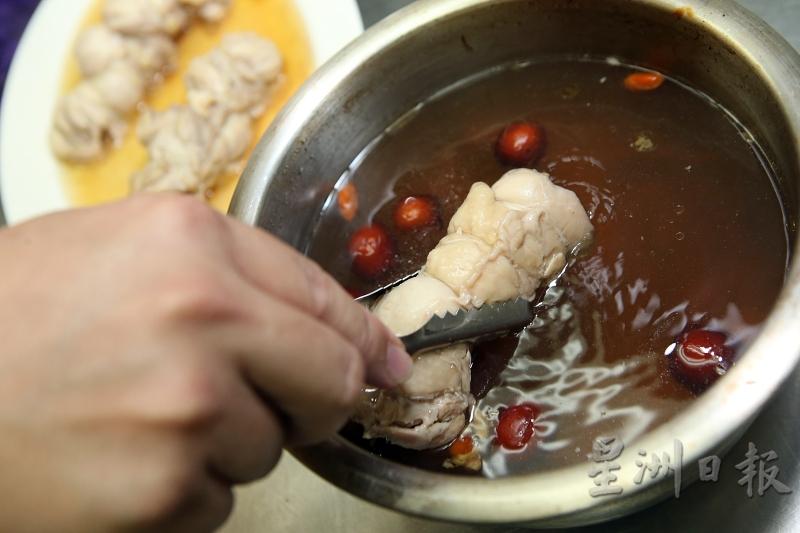 把蒸好的鸡腿卷放入汤汁中，再放入冰箱冷冻及浸过夜。要吃的时候取出切厚片，淋上少许汤汁和绍兴酒即可。