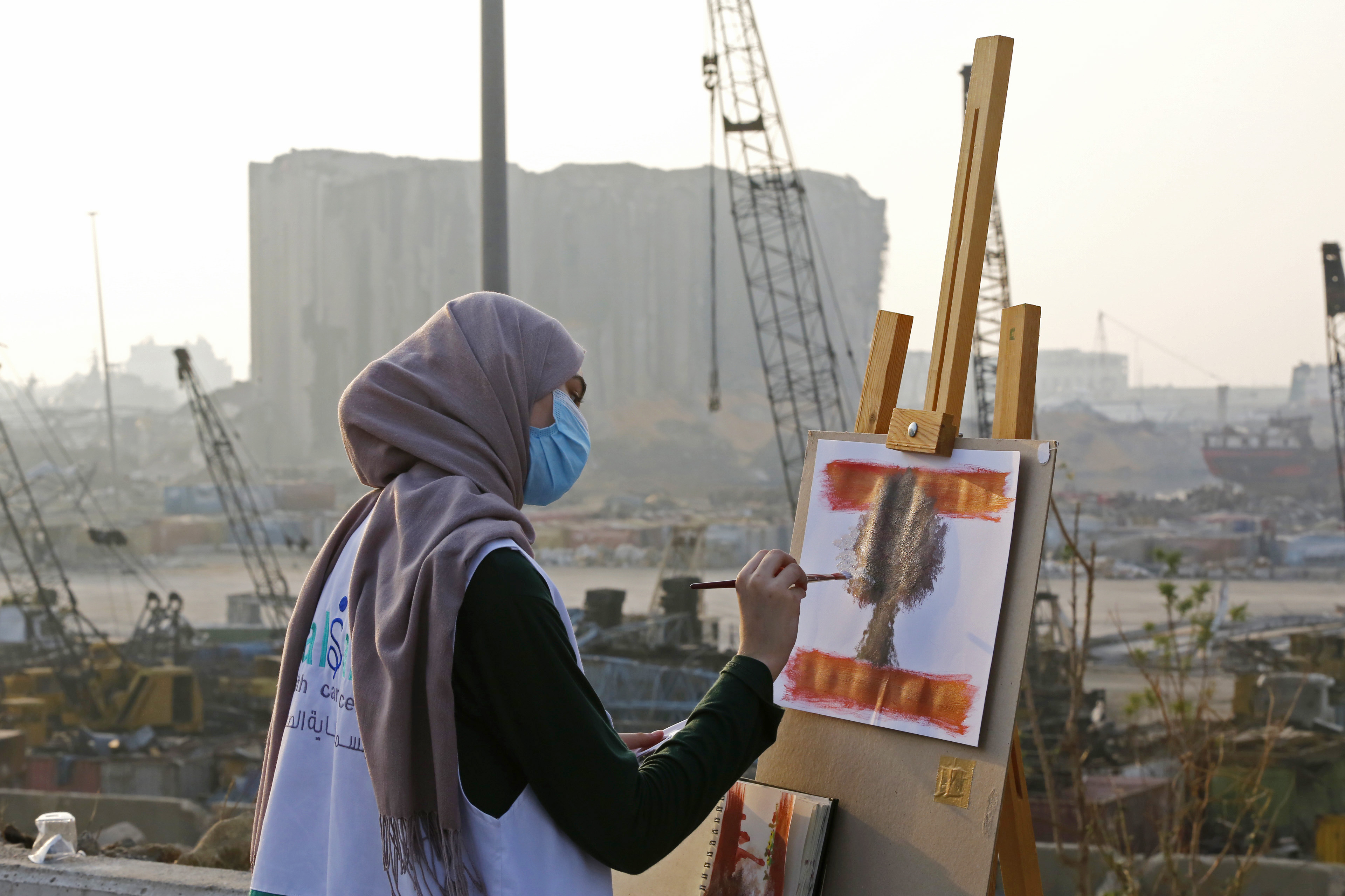 在悼念活动上，一名女子在现场进行艺术创作。  （图：新华社）