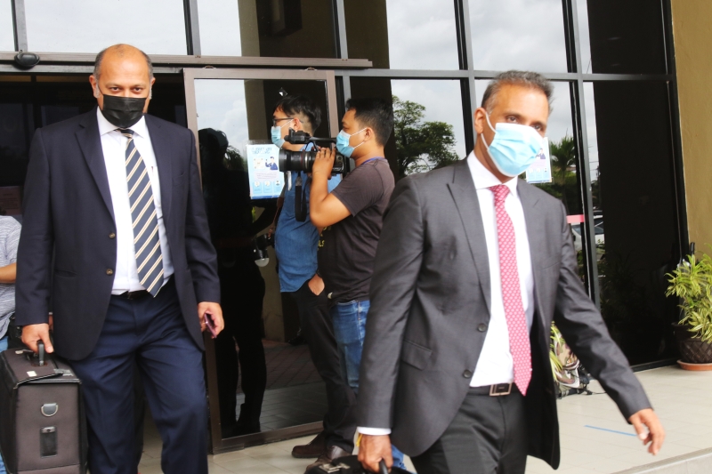林冠英的代表律师哥宾星（左）及蓝卡巴星离开法庭。
