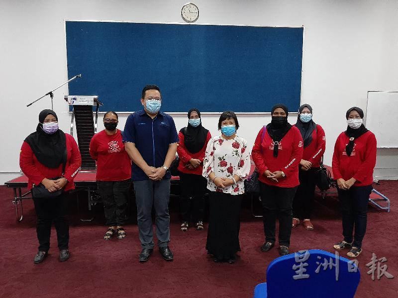 民都鲁土著商人和小贩协会成员与杨伟杰(左三)与新闻局民都鲁分局主任宝琳(右四)合影。 民都鲁土著商人和小贩协会成员与杨伟杰(左三)与新闻局民都鲁分局主任宝琳(右四)合影。