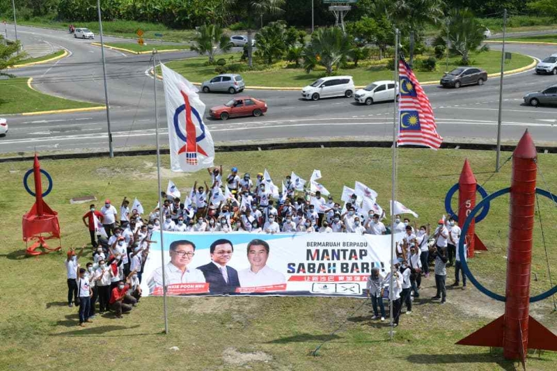 行动党领袖、候选人及众多支持者在火箭旗帜下合影。