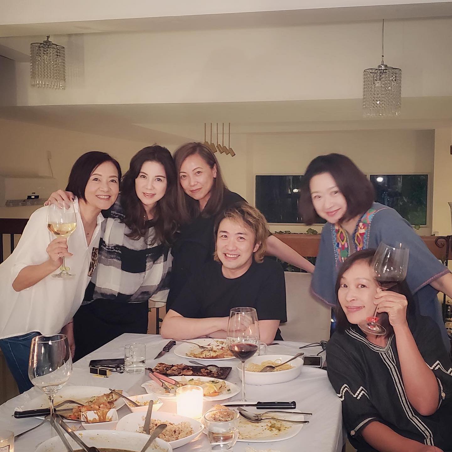 刘美娟昨日在微博上载姐妹聚会照，左起为刘倩怡、刘美娟、邓萃雯、张崇德、杨羚和黎美娴。