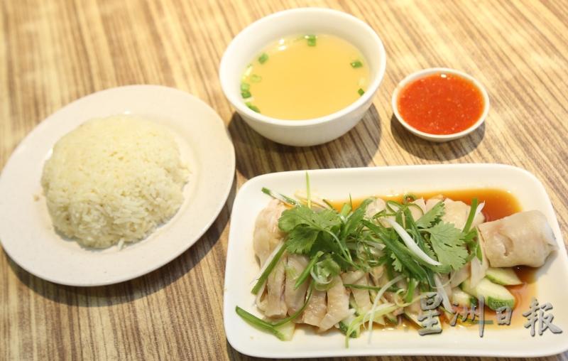 海南鸡饭（11令吉80仙）无论你是不是鸡饭控，新推出的海南鸡饭都是食客必点的餐点之一，其鲜嫩与入味的肉质香气十足。