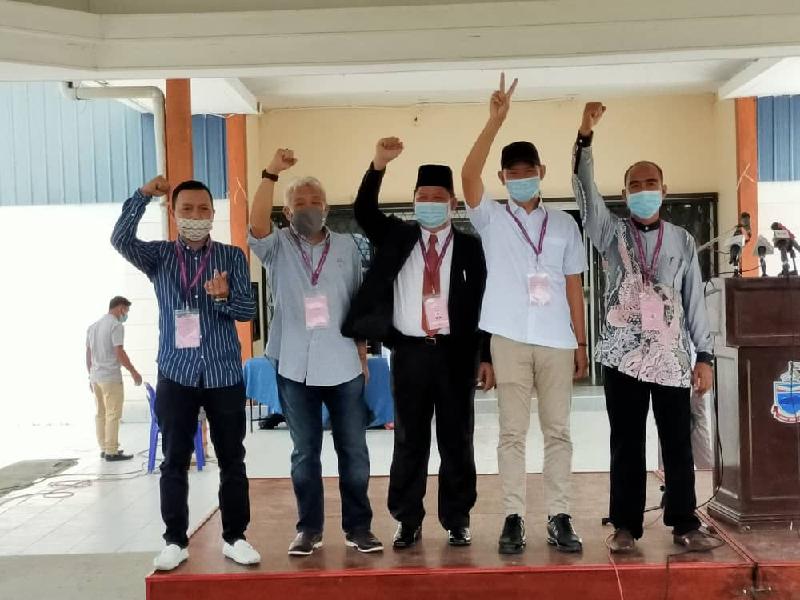 邦莫达（左二）与另4名拉末区州议席候选人在提名后举臂合影。