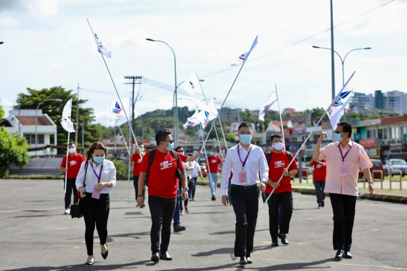 行动党首次以民兴党党旗和标志出战。前排右二为冯晋哲。