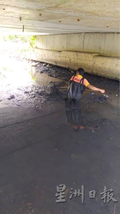 边界铁道局范围地段，威省市政厅清洁队前往挖掘沉淀已久的淤泥，疏通积水 。