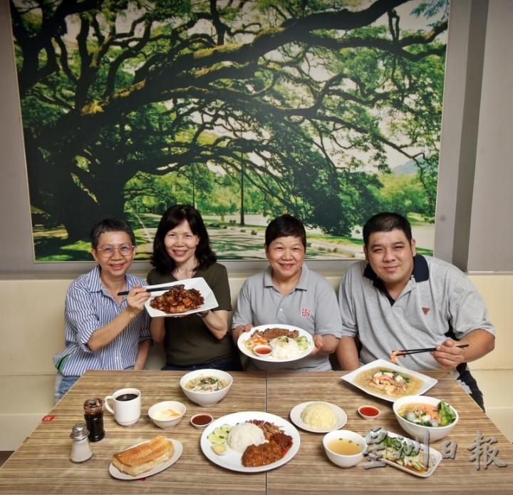 杨翠萍（左起）、杨翠娥与杨翠云三姐妹将父亲的鸡丝面等美食跨州带到首邦市，向大众介绍太平美食，如今还传承至第三代，杨翠云的儿子魏亚年（右一）成为主厨之一。