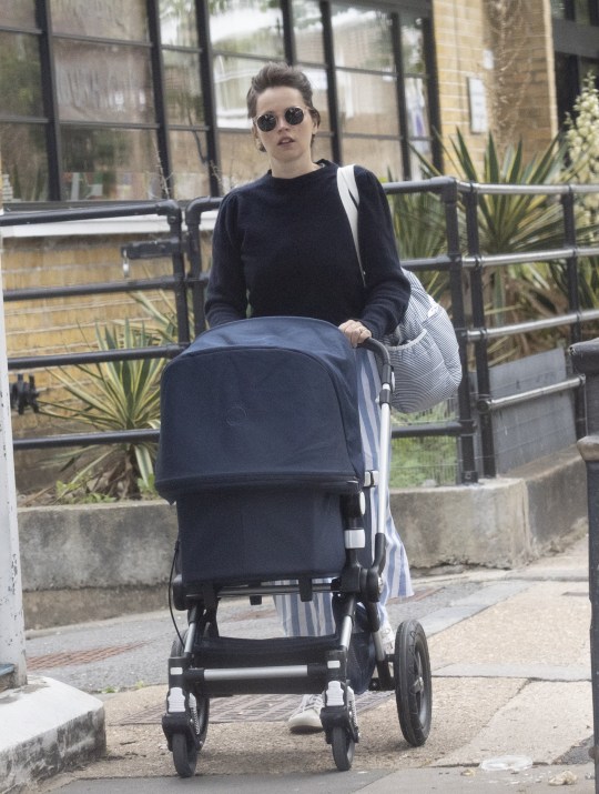 菲莉希蒂锺斯日前被媒体拍到她在伦敦街头推着婴儿车散步。